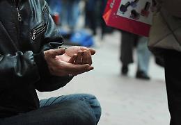 Clochard molesto chiede l'elemosina: ingiurie e sputi a chi non lo aiuta