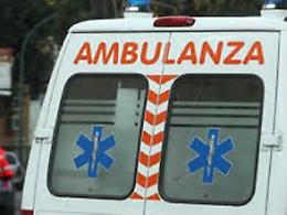 Cade dal tetto mentre lavora: grave un operaio quarantunenne