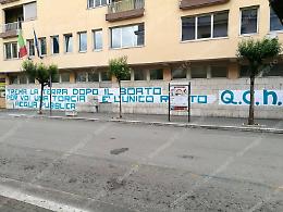 Acquedotto, mega manifesto provocatorio lungo il Corso. Indaga la polizia