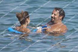 Enrico Brignano stregato dal fascino della maga Circe... e dalla bella Martina