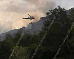 Fiamme altissime anche a Portella: case a rischio e cittadini in ansia. Task force in azione