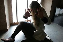 La moglie è incinta e all'ospedale. Lui tenta di violentare la suocera