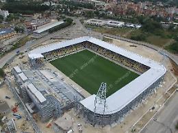 Stadio Benito Stirpe: due maxi gru per sollevare la copertura