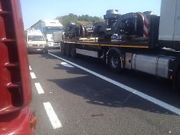 [FOTO] Tir si incendia sull'Autostrada: traffico bloccato e lunghe code