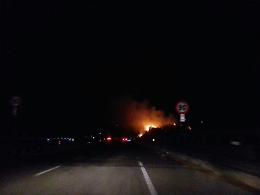 [FOTO] Fiamme altissime: in fumo ettari di bosco. Chiusa la strada provinciale