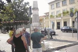 Cavo elettrico tranciato finisce sulla stele: tragedia sfiorata in piazza