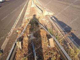 Scoppia una gomma: finisce con l'auto fuori strada