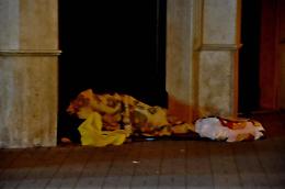 Clochard: un'emergenza che provoca sdegno. Ora si pensa a denunciare i familiari