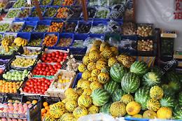 Pausa pranzo galeotta: giovane ripulisce negozio di frutta e verdura