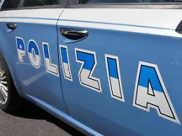 Sospetta un tradimento e picchia tutti. Anche gli agenti