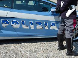 Viaggia con un coltello da cucina e una mazza di legno: scatta la denuncia