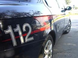 Abbandona rifiuti speciali all'interno di una piazzola di sosta: multato
