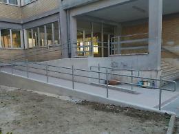 Lavori terminati: la scuola media ha la rampa di accesso per disabili
