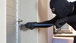 Furti in aumento: rientrano a casa proprio mentre i ladri vanno via. Paura e sgomento