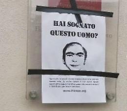 Un volto inquietante su volantini che inondano il paese: e c'è chi parla di una rivelazione di Dio