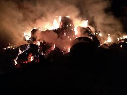 Incendio nella notte: in fiamme 150 balle di fieno. L'ombra del dolo