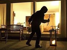 Rapina in villa: momenti di terrore,  tre malviventi svaligiano la casa e picchiano il figlio del proprietario