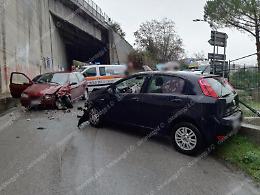 Incidente sotto il ponte della Superstrada: scontro frontale fra due auto, feriti due giovani