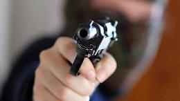 Minaccia la vicina impugnando fucile e pistola: così la lite è degenerata
