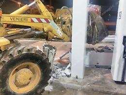 Pompa di benzina svaligiata: assalto con una ruspa. Scardinate due colonnine del distributore automatico