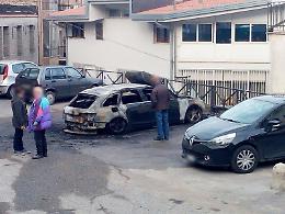 Auto incendiata nella notte: forse corto circuito. Proprietario da rintracciare