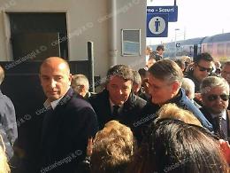 Renzi in treno verso la Ciociaria: "Al fianco dei lavoratori Fca"