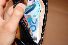 Paga con una banconota falsa e mente sulla sua identità: denunciato