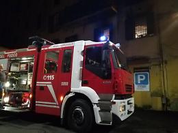 A fuoco una canna fumaria: paura in un palazzo. Gli inquilini costretti a uscire