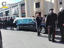 [FOTO - VIDEO] Funerali generale Messina: folla commossa e picchetto d'onore