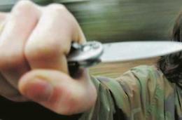 Tenta il colpo, ferisce un uomo e scatena il panico: adesso è braccato