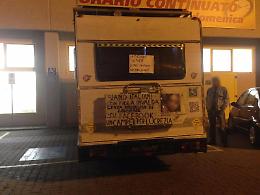 Bimba affetta da una malattia rarissima, vive con mamma e papà in un camper