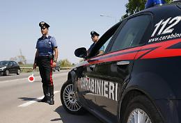 Evaso fugge sul tetto e si nasconde dietro una canna fumaria: arrestato