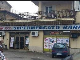 Rapinatore in azione nel supermarket: I soldi. O qualcuno finisce male
