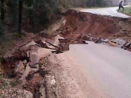 Massi pesanti franano sulla strada: la provinciale resta chiusa