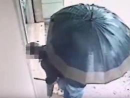 In azione con il piede di porco: denunciati dalla Polizia