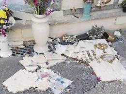 Lapidi distrutte: camposanto oltraggiato. Solo vandalismo o altre "pratiche"?