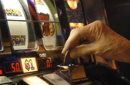 Slot "truccate": scatta la denuncia al gestore, sigilli alla sala