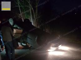 Perde il controllo dell'auto e si ribalta lungo la strada provinciale