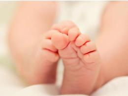 Un bambino piange da solo in auto e lei lancia l'allarme: i genitori non la prendono bene