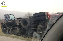 Camion si ribalta sulla strada regionale Vandra