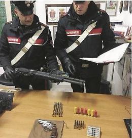 Si finge finanziere per non pagare, trovato in possesso di pistola