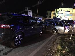 Incidente fra tre auto, due i feriti. Traffico in tilt
