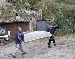 Fiori di campo sul luogo dove si è ucciso il padre accusato di stupro