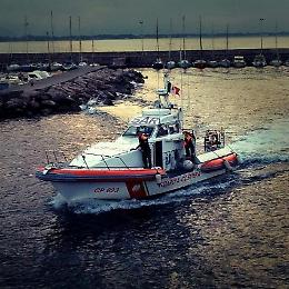Con il materassino in pieno mare, momenti di paura per un uomo