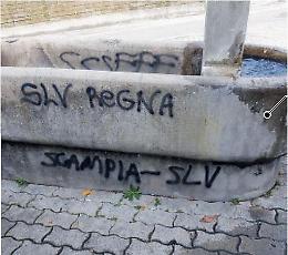 Strane scritte sulla fontana: messaggi simili trovati anche altrove