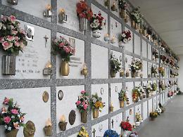 Il cimitero viene depredato: spariti fiori, statue sacre, vasi