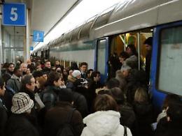 Treni, pendolari fra mille disagi: chiederemo il rimborso dell'abbonamento