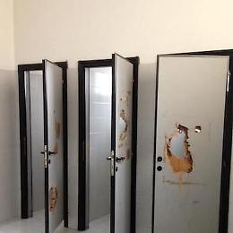 Raid vandalico, distrutti rubinetti e porte dei bagni a scuola