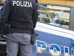 Una strada trasformata in "bancomat" della droga: giovane arrestata