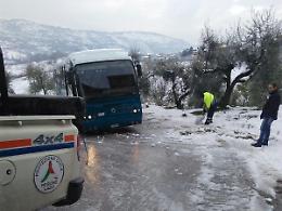 Bus del Cotral rischia di precipitare in una scarpata: il video del salvataggio